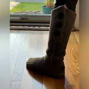 Like New UGG Boots in Grey knitted look with Buttons, 7